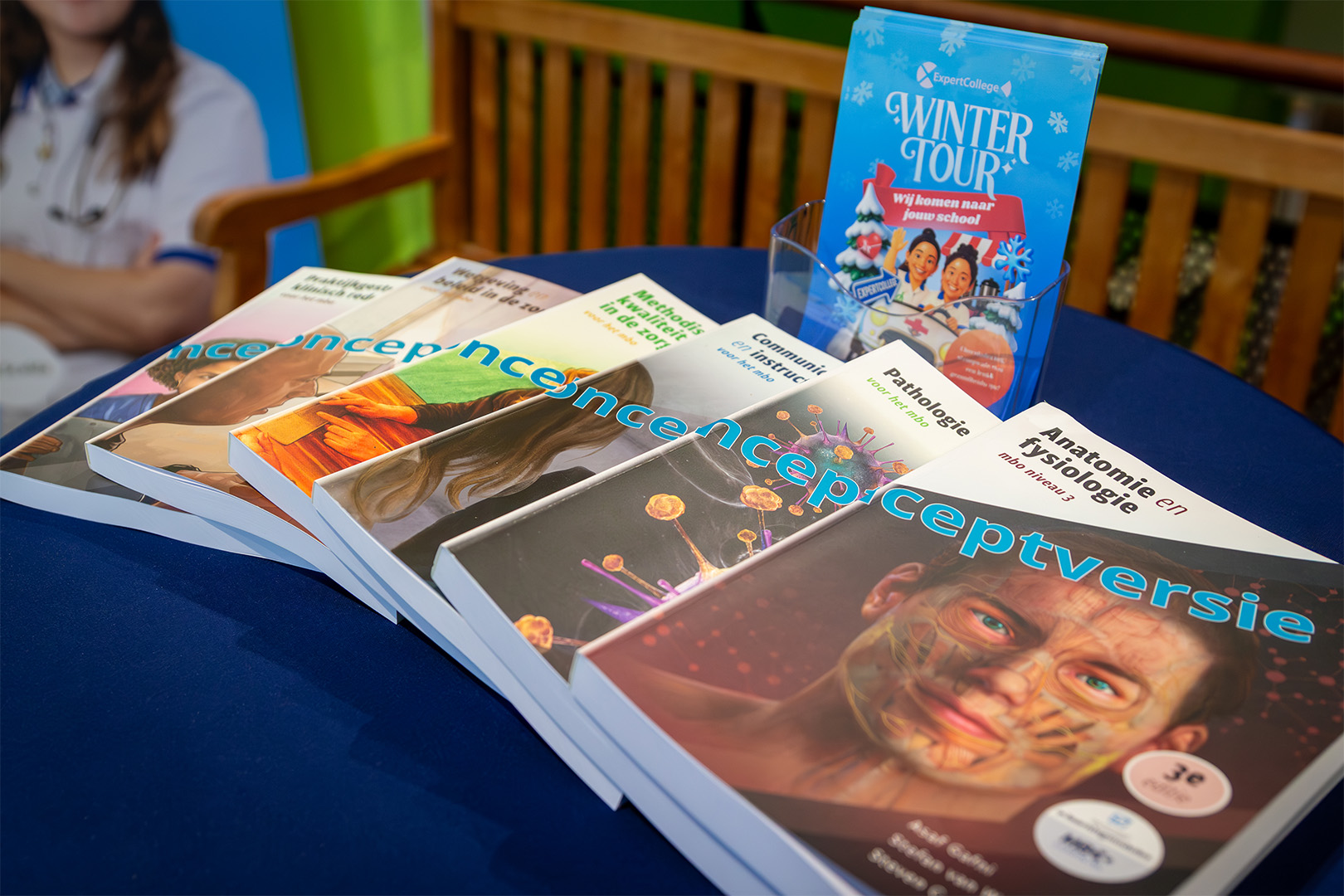Conceptversies van de ExpertCollege-boeken op tafel met de Winter Tour-flyer