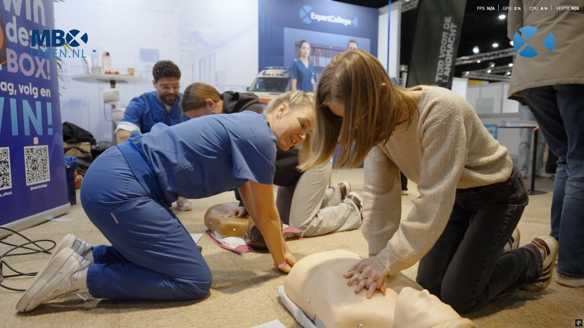 Studenten reanimeren onder begeleiding van een ExpertCollege-trainer