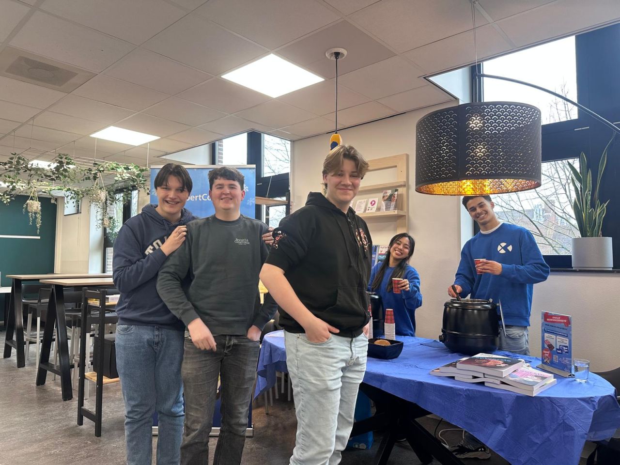 Studenten bij de Winter Tour-stand op het Koning Willem I College