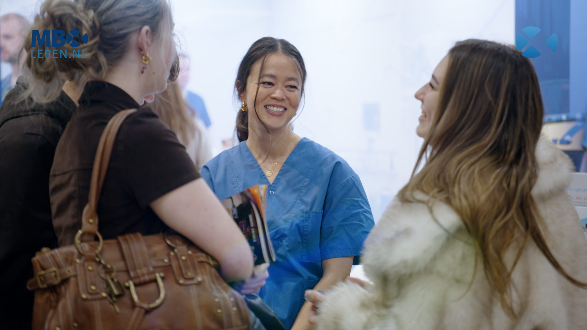 Gesprek met bezoekers bij de ExpertCollege-stand